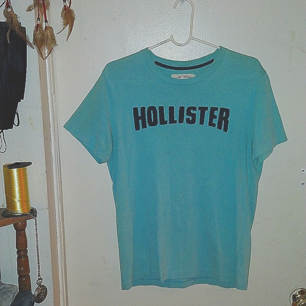 Hollister Custom Shapes Size: Small. Aqua Blue Raised Lettering